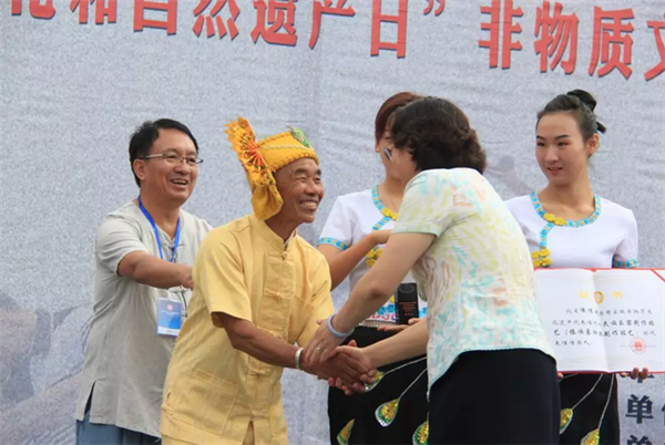 （图说：临沧市人民政府副市长王美荣为非遗传承人俸传诗颁发证书和奖杯）.png