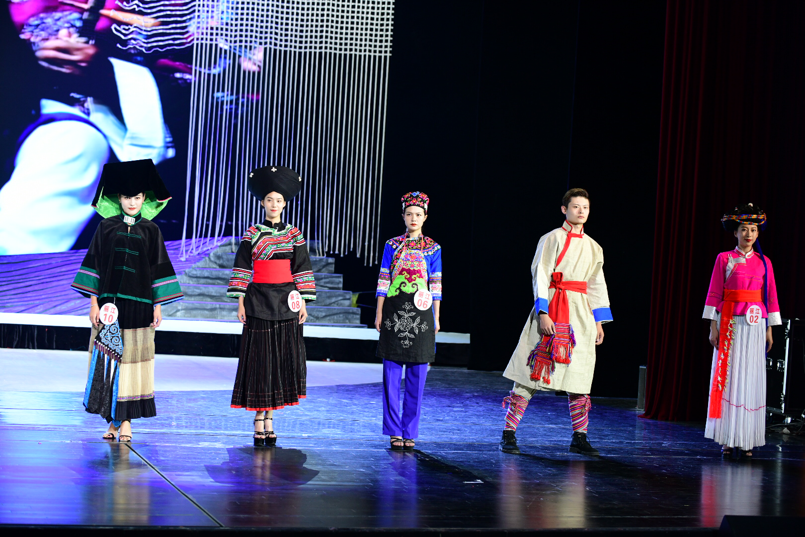 看过来，丽江宁蒗最美的少数民族服饰都在这里啦