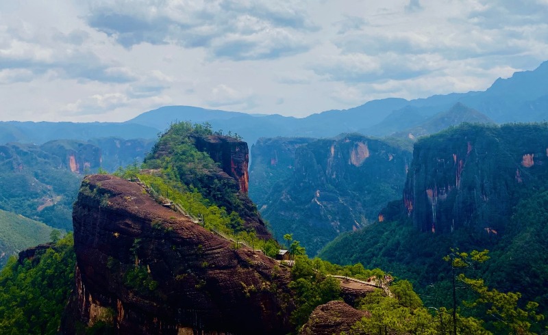 老君山黎明景区   老君山黎明景区风景迷人,气候宜人,值得大家