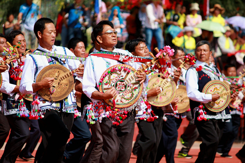 在砚山,参观白沙坡,体验彝族刺绣;游黑鱼洞村,体验彝族弦子舞,神灯舞
